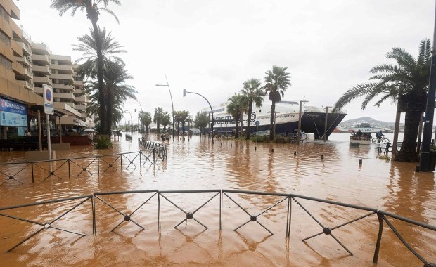 Lotnisko sparaliżowane, turyści ewakuowani. Rajska wyspa pod wodą