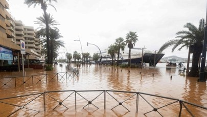 Lotnisko sparaliżowane, turyści ewakuowani. Rajska wyspa pod wodą