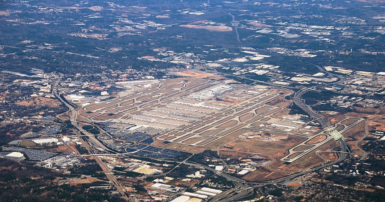 Lotnisko w Atlancie zatrudnia łącznie około 56 000 osób. Całkowita powierzchnia portu wynosi 1528 hektarów. /Wikipedia
