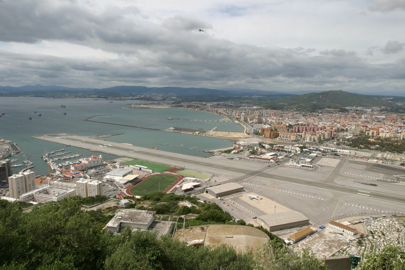 Lotnisko w Gibraltarze zachwyca pasem startowym połączonym z autostradą. /Wojciech TRACZYK/East News /East News