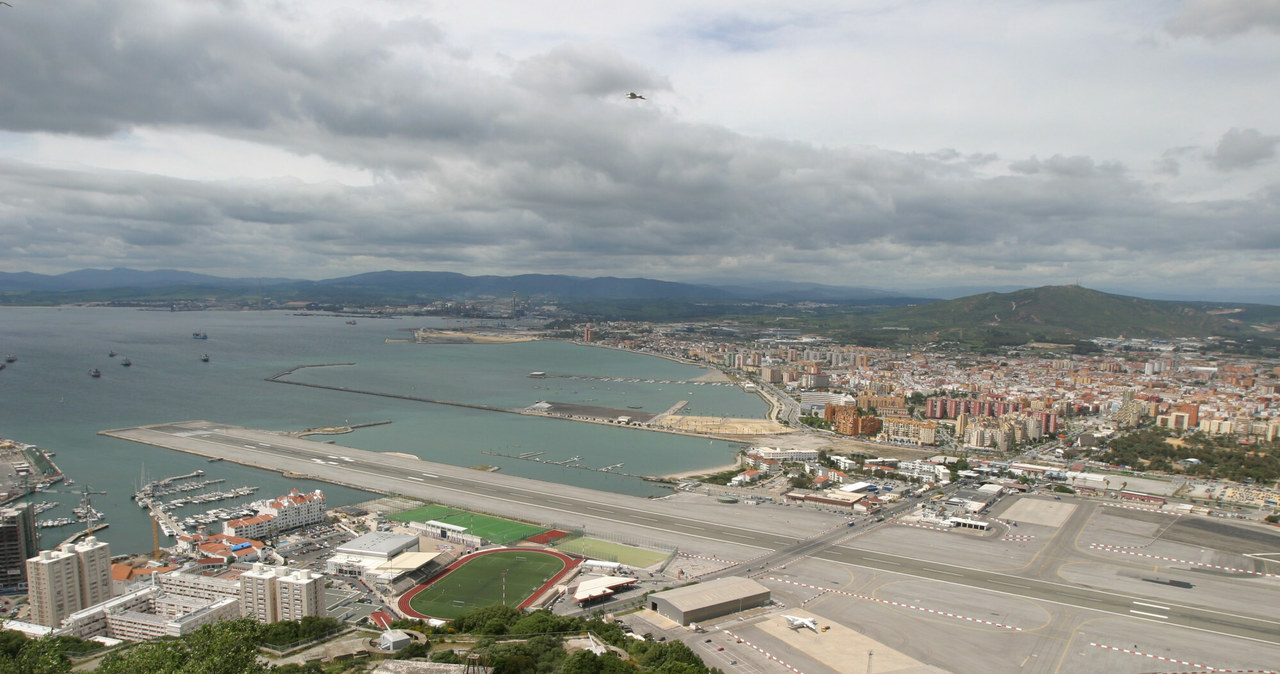 Lotnisko w Gibraltarze zachwyca pasem startowym połączonym z autostradą. /Wojciech TRACZYK/East News /East News