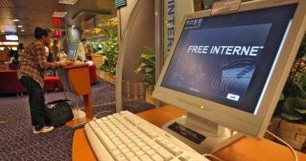 Lotnisko w Singapurze - zero internetu /AFP