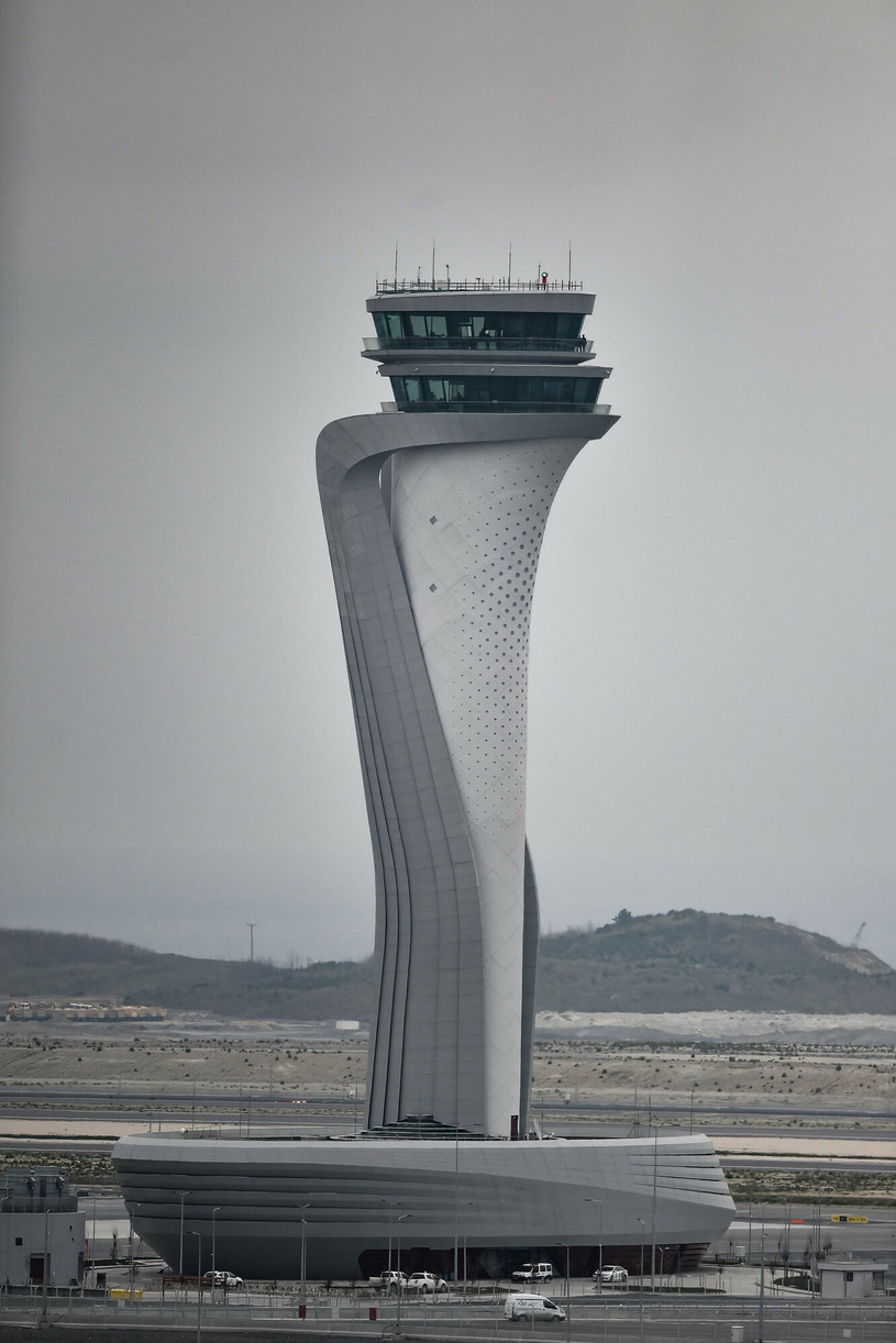 Lotnisko w Stambule - charakterystyczna wieża kontroli lotów w kształcie tulipana. /OZAN KOSE/AFP/East News /East News