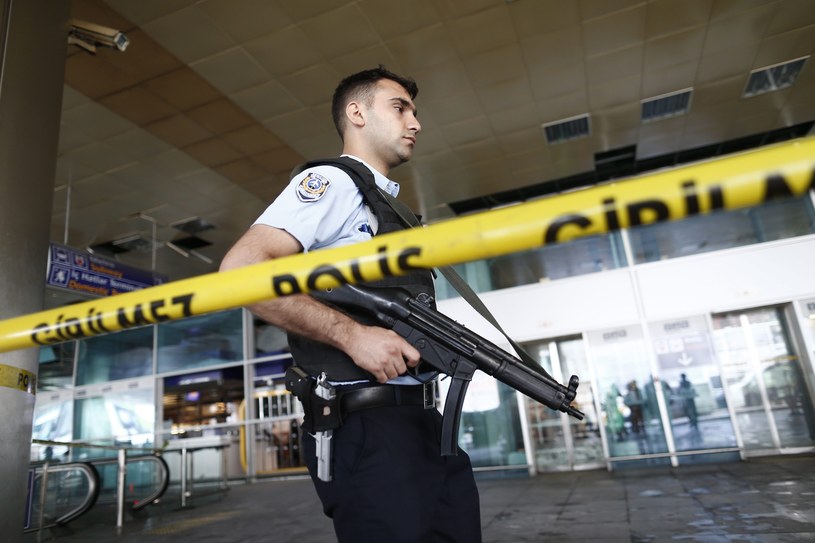 Lotnisko w Stambule kilkanaście godzin po zamachu /PAP/EPA