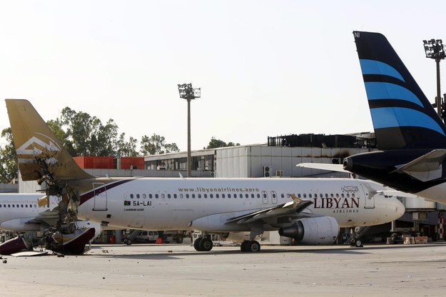 Lotnisko w Trypolisie i znajdujące się tam samoloty zostały w czasie walk zniszczone /STR /PAP/EPA