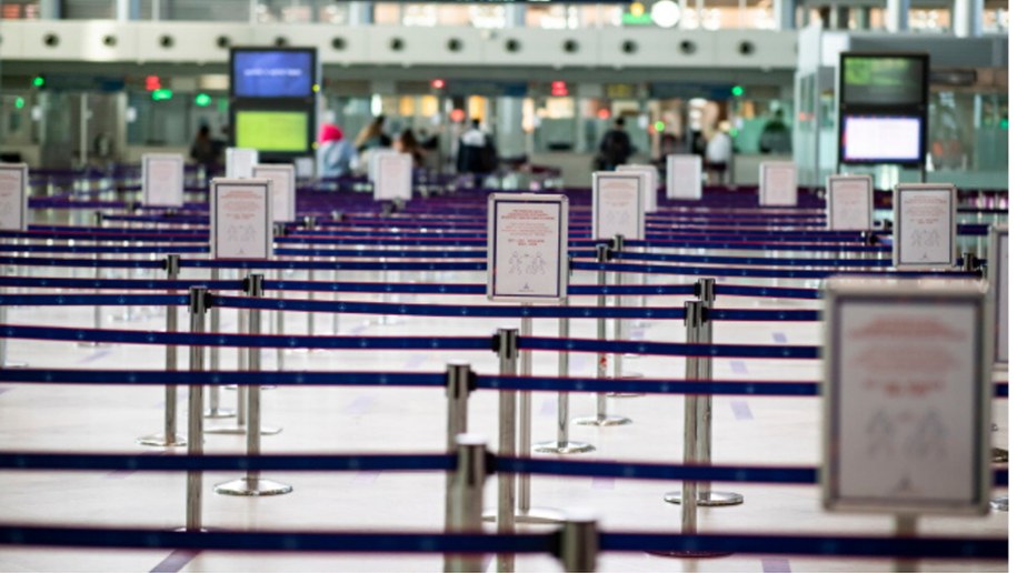 Lotnisko we Francji /IAN LANGSDON/POOL /PAP/EPA