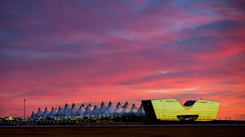 Lotnisko wyróżnia się interesującą architekturą, ale czy jeszcze czymś?... /domena publiczna