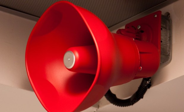 Lotniskowe głośniki wyciszone na politykę. Impas trwa