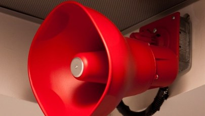 Lotniskowe głośniki wyciszone na politykę. Impas trwa