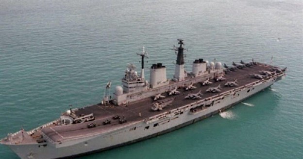 Lotniskowiec Invincible brał udział w wojnie o Falklandy w 1982 roku /AFP