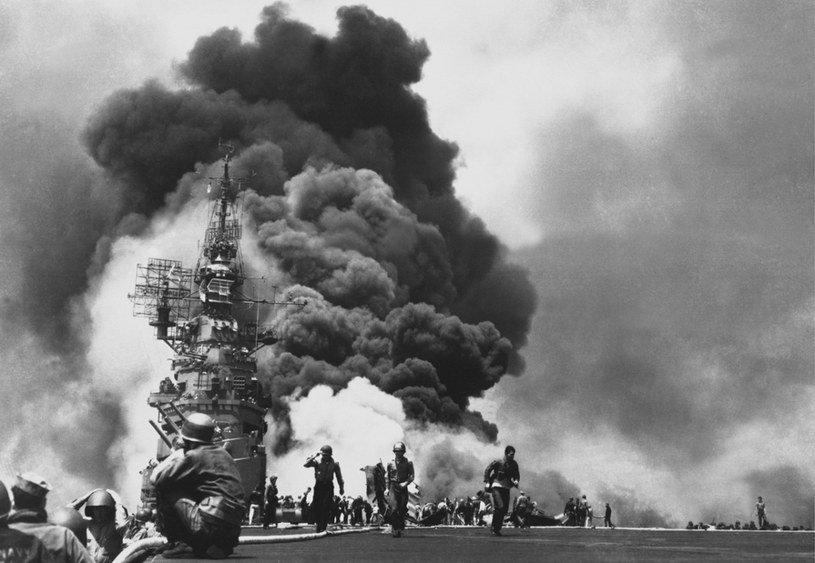 Lotniskowiec USS "Bunker Hill" płonie po trafieniu przez dwa samoloty kamikaze /East News