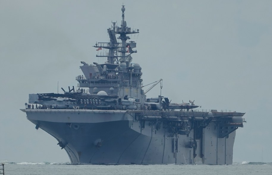 Lotniskowiec USS Tripoli – amerykański okręt desantowy /Shutterstock