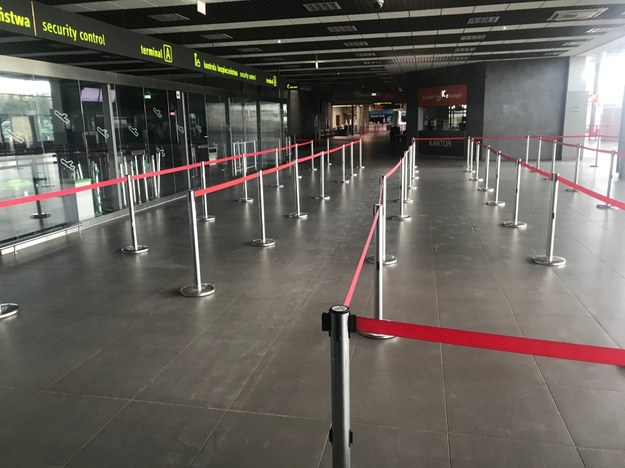 Lotniskowy terminal, w którym powinny był tłumy pasażerów, świeci pustkami. /Marcin Buczek /RMF FM