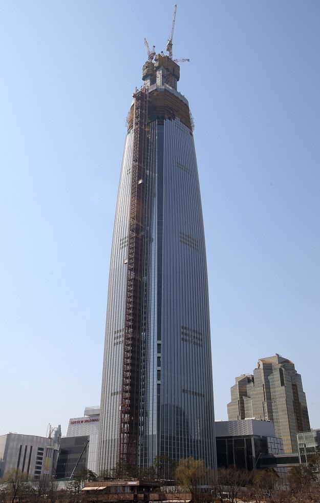 Lotte World Tower w Seulu ma już 100 pięter /EPA