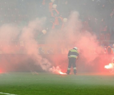 Lotto Ekstraklasa podpalana z wyrzutni racami przez szaleńców
