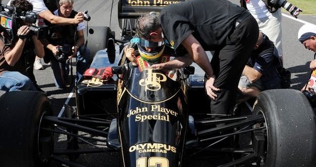 Lotus z 1985 roku. Takie będą barwy teamu Lotus Renault GP. /AFP