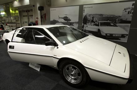 Lotusem Esprit Coupe w filmie "Szpieg , który mnie kochał" jeździł Roger Moore /AFP
