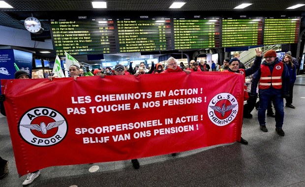 Loty odwołane, ograniczone kursy pociągów. Ogromna akcja strajkowa w Belgii
