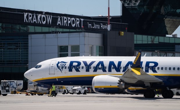 Loty opóźnione i przekierowane przez mgłę