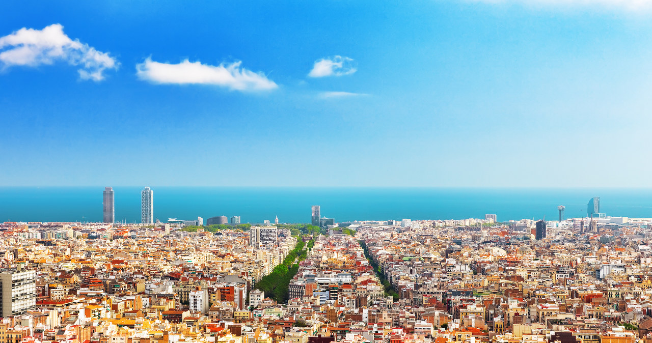 Loty z Wrocławia do stolicy Katalonii wystartują 1 sierpnia. Na zdjęciu panorama Barcelony /123RF/PICSEL