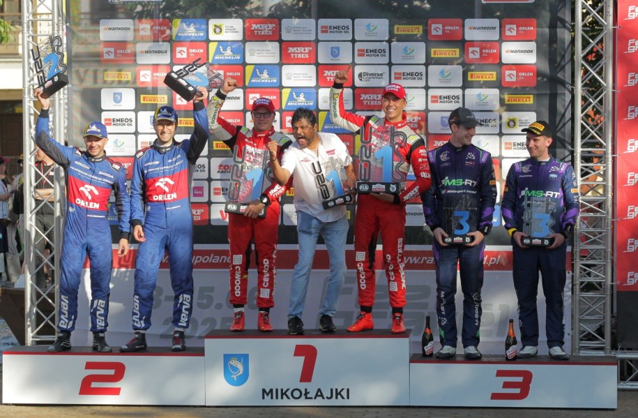 Łotysze Martins Sesks (3P) i Renars Francis (3L) wygrali 81. Rajd Polski. Drugie miejsce zajęła polska załoga Miko Marczyk (2L) i Szymon Gospodarczyk (L), a trzecie Irlandczycy Jon Armstrong (2P) i Shane Byrne (P) / 	Tomasz Waszczuk    /PAP