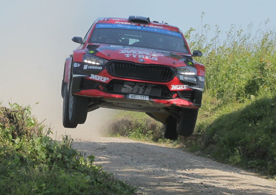 Łotysze Martins Sesks i Renars Francis (Skoda Fabia RS) na trasie 3. odcinka specjalnego "Olecko" / 	Tomasz Waszczuk    /PAP