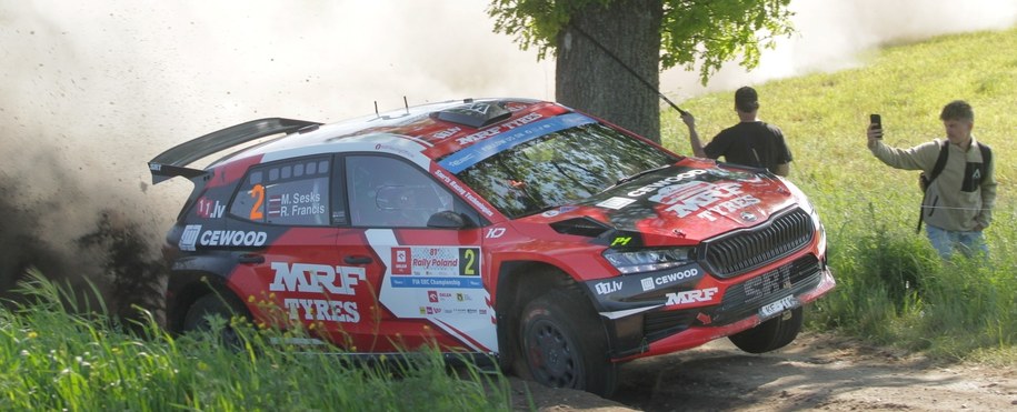 Łotysze Martins Sesks i Renars Francis (Skoda Fabia RS) na trasie 5. odcinka specjalnego "Świętajno" /Tomasz Waszczuk /PAP