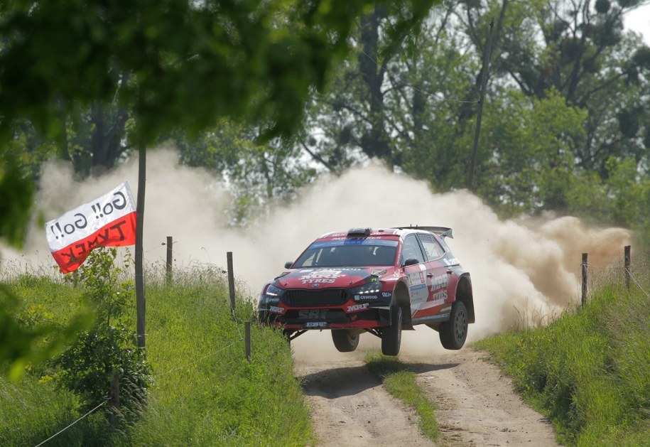 Łotysze Martins Sesks i Renars Francis (Skoda Fabia RS) podczas samochodowego Rajdu Polski /Tomasz Waszczuk /PAP
