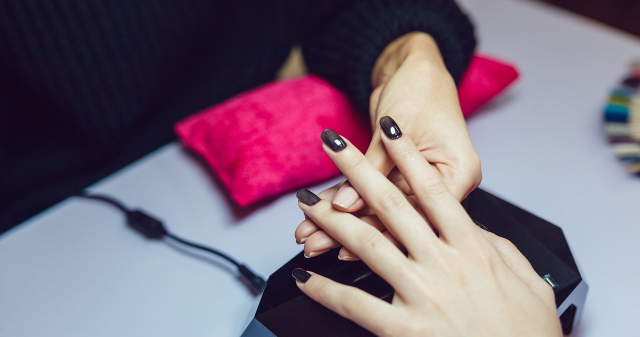 “Louboutin nails" to trend, który wkracza do salonów kosmetycznych. To doskonała stylizacja dla odważnych kobiet ceniących elegancję. /Pixel