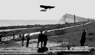 Louis Blériot po raz pierwszy przelatuje nad kanałem La Manche, 25 VII 1909 /Encyklopedia Internautica