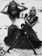 Louis Malle, kadr z filmu "Viva Maria!" z Brigitte Bardot i Jeanne Moreau /Encyklopedia Internautica