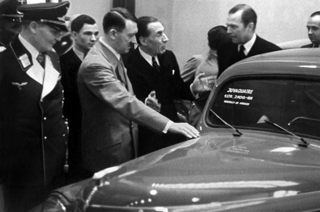 Louis Renault prezentuje nowy model auta Adolfowi Hitlerowi i Hermanowi Goeringowi. 1937 rok /AFP