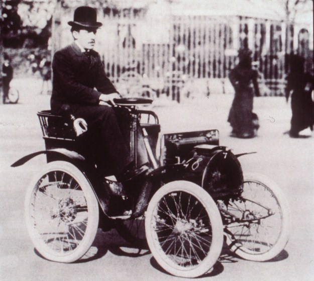 Louis Renault w pojeździe własnej kontrukcji w roku 1899 /AFP
