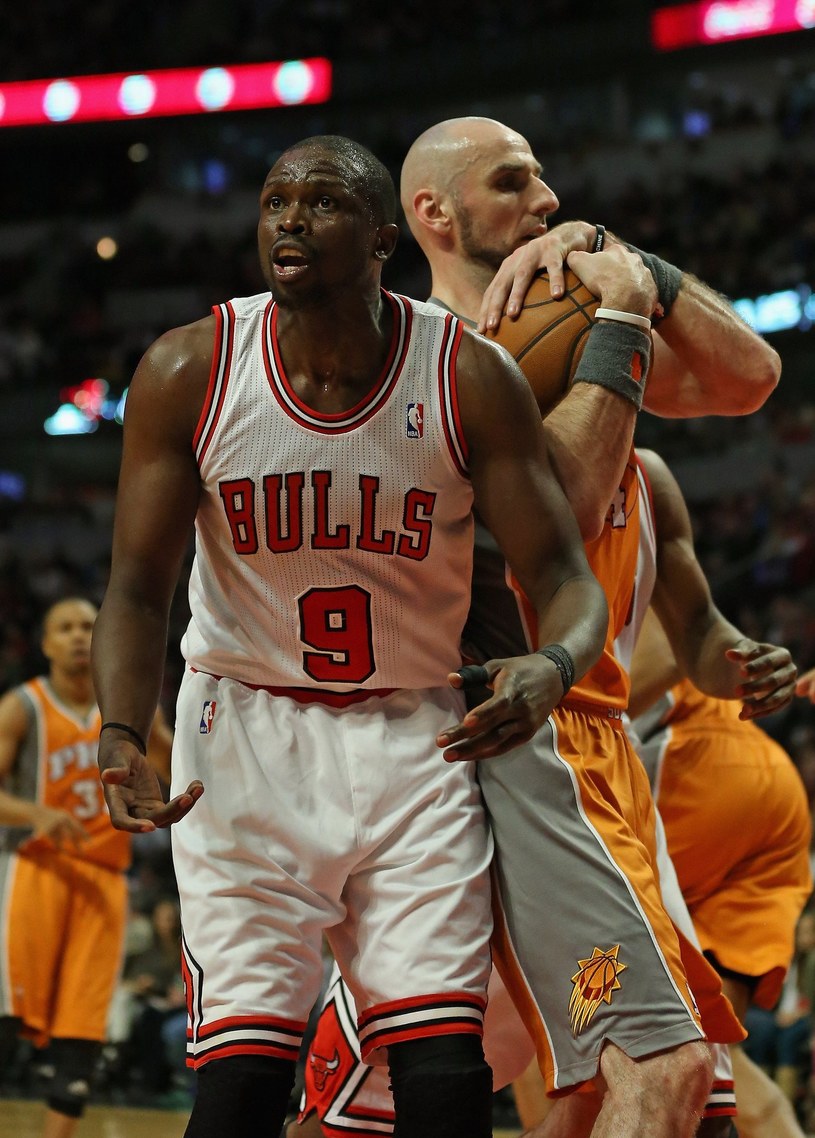 Loul Deng z Chicago Bulls kontra Marcin Gortat. /AFP