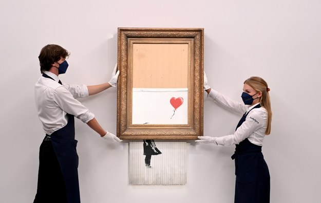 "Love is in the Bin" osiągnęło najwyższą cenę, jaką kiedykolwiek zapłacono za pracę Banksy'ego /FACUNDO ARRIZABALAGA /PAP/EPA