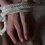 "Lover boy" za kratami. Padł wyrok za handel ludźmi