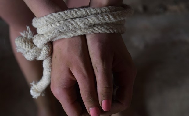 "Lover boy" za kratami. Padł wyrok za handel ludźmi