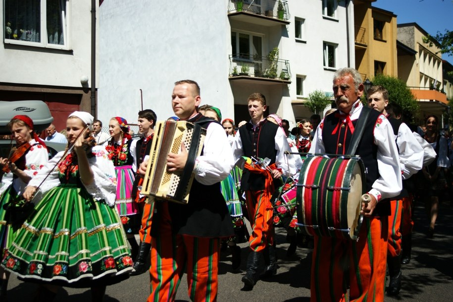 Łowiczanie w tradycyjnych strojach ludowych /Agnieszka Wyderka /RMF FM