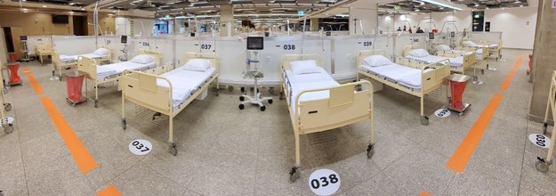 Łóżka dla chorych w tymczasowym szpitalu na Stadionie Narodowym w Warszawie / 	Radek Pietruszka   /PAP