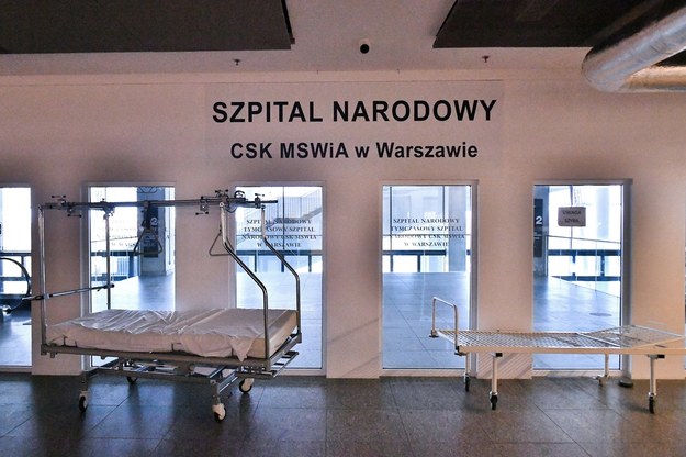 Łóżka szpitalne, przygotowane na przyjęcie pacjentów, stojące na korytarzu oddziału szpitala tymczasowego w Warszawie. Zdjęcie z marca 2021 roku. /Andrzej Lange /PAP