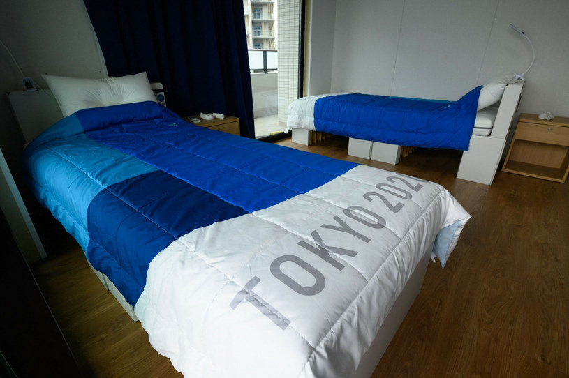 Łóżka z tektury, które pojawiły się w olimpijskiej wiosce w Tokio, wzbudziły sporą kontrowersję /AKIO KON/ AFP /Getty Images