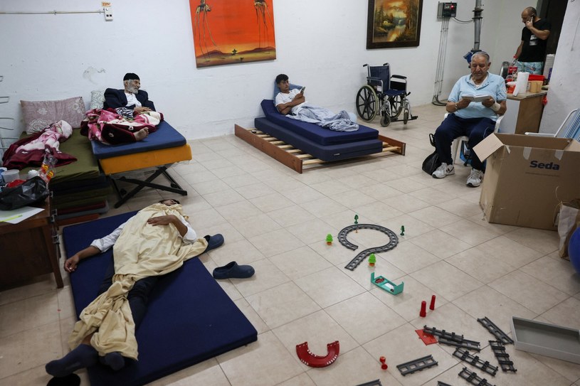 Łóżko, lodówka, kilka zabawek dla dzieci. Tylko najpotrzebniejsze rzeczy / JACK GUEZ/AFP  /East News