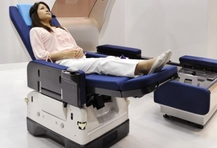 Łóżko szpitalne mogące transformować się w wózek - technologie pomagają chorym /AFP