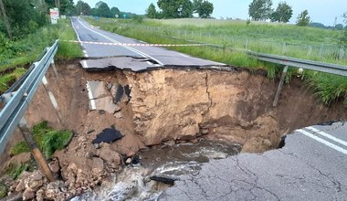 Lubelskie: Ogromna wyrwa w jezdni. Rzeka Bug podmyła drogę wojewódzką