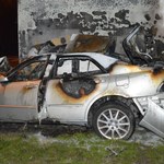 Lubelskie: Pożar samochodu po zderzeniu z budynkiem. Kierowca nie przeżył