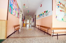 Lubelskie: Siedmiolatek chciał zdążyć na autobus. Wyskoczył z okna w sali lekcyjnej