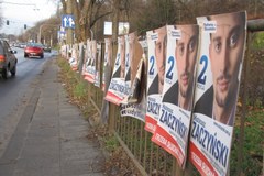 Lubelskie skrzyżowanie oblepione plakatami polityków 