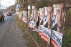 Lubelskie skrzyżowanie oblepione plakatami polityków 