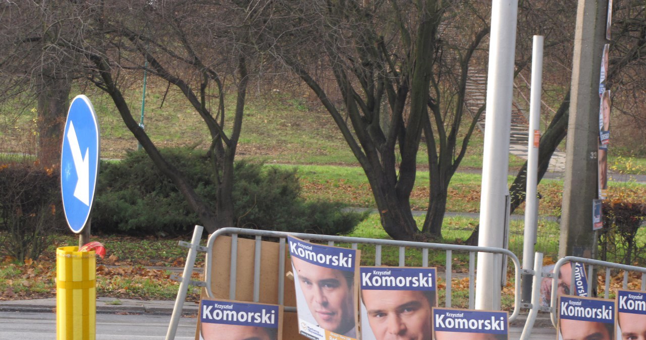 Lubelskie skrzyżowanie oblepione plakatami polityków 