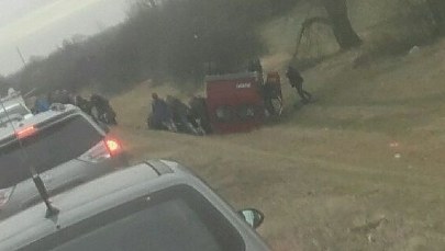 Lubelszczyzna: Bus z 14 pasażerami spadł z nasypu